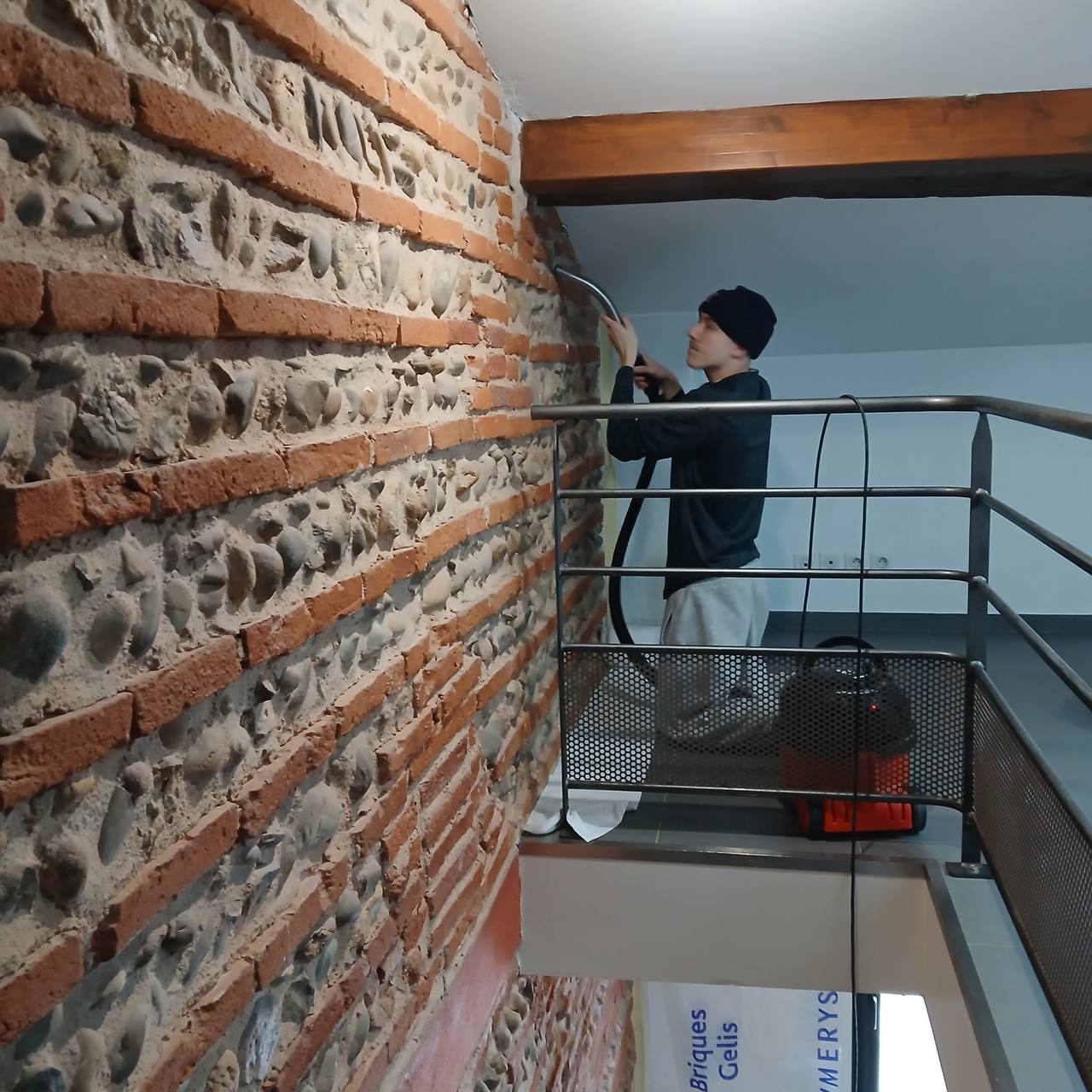Mur de briques foraine finalisé, vue plongeante avec poutre bois apparente